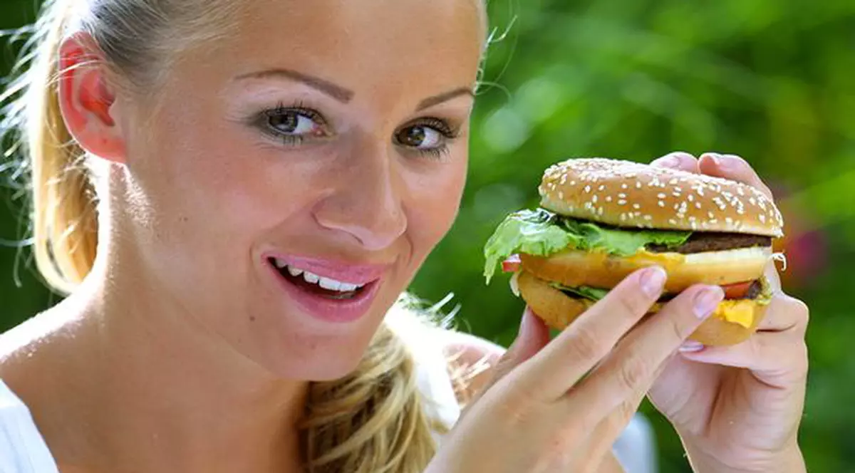 De ce nu mucegăiesc hamburgerii de la McDonald's? Uite răspunsul!