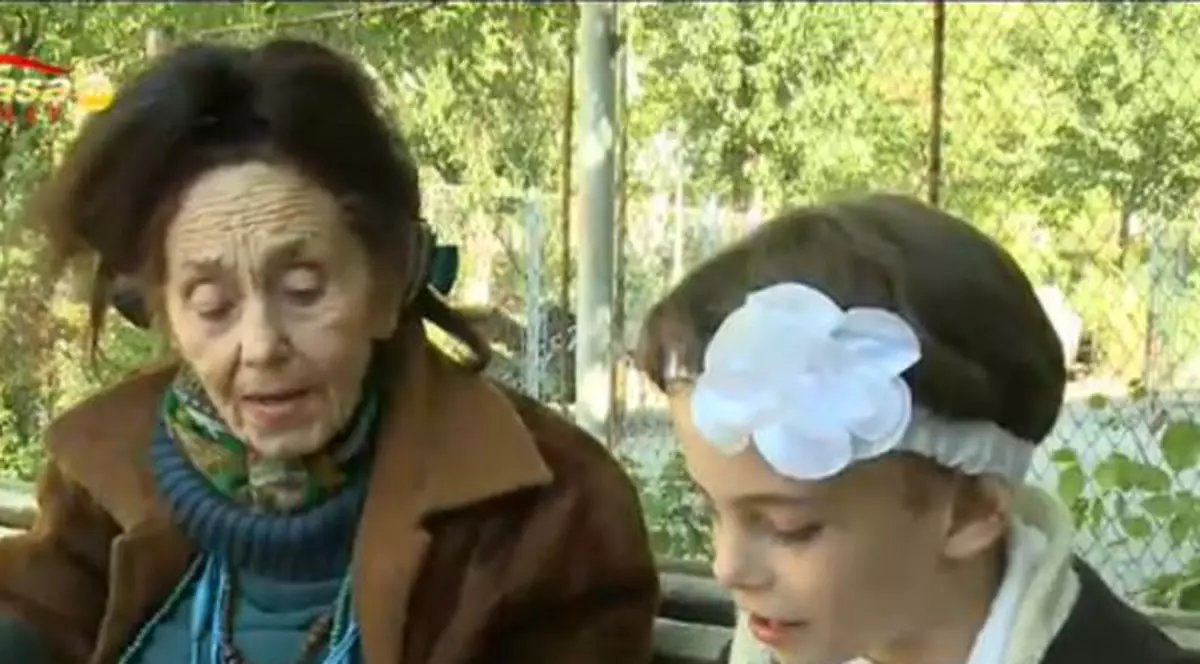 MAMA-RECORD, Adriana Iliescu, la 74 de ani. VEZI cum arată şi ce o învaţă pe fetiţa ei în vârstă de 7 ANI FOTO