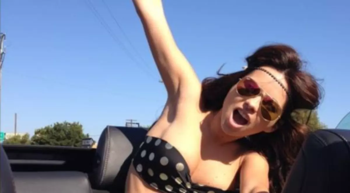 Inna a înnebunit Facebook-ul, PE JUMĂTATE GOALĂ! | FOTO