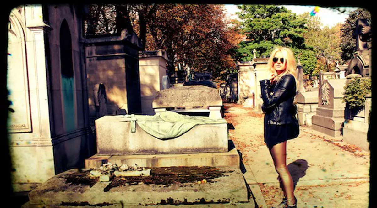 Laura Cosoi S-A POZAT ÎN CIMITIR! Vezi ce reacţie au avut fanii când au văzut imaginile | FOTO INCREDIBIL