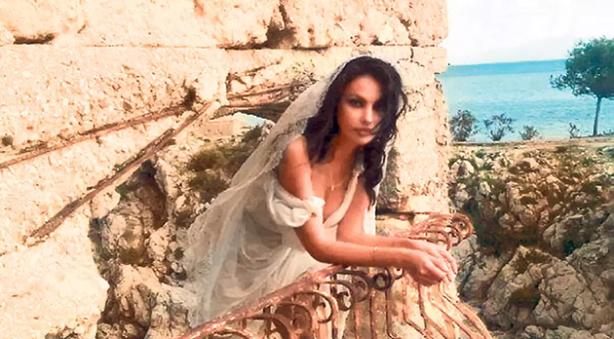 Ce bine îi stă Mădălinei Ghenea în rochie de mireasă!