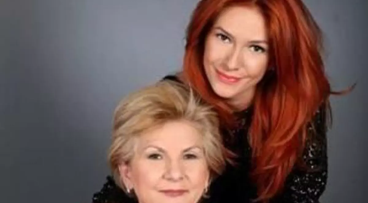 Iată ce urare EMOŢIONANTĂ i-a făcut Adela Popescu mamei cu ocazia zilei de naştere a acesteia!