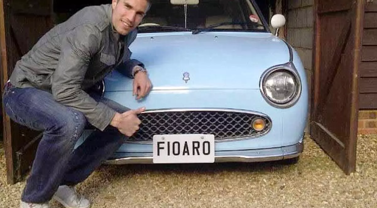 Olandezul Van Persie deţine o maşină mai ciudată