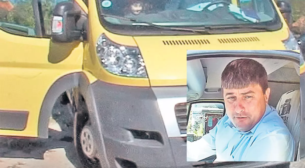 Primarul, şofer pe microbuzul şcolar