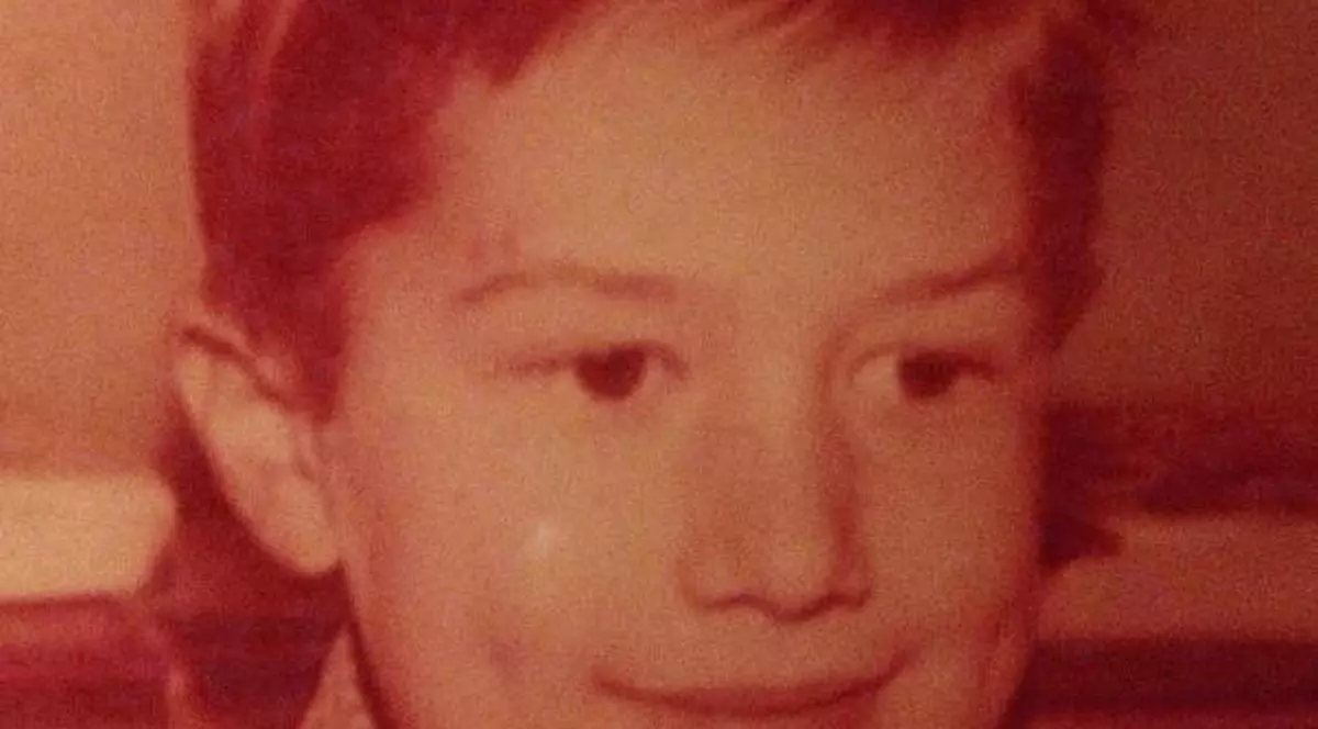 Ștrengărelul din fotografie este acum unul dintre cele mai CAUSTICE PERSONAJE din SHOWBIZ! Ghicești cine este?