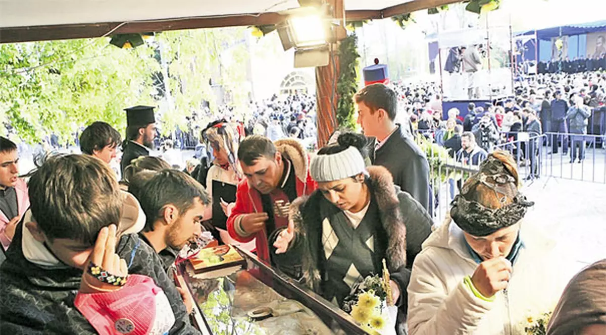 Moaştele «Vindecătorului de boli», aduse la Bucureşti | Rămăşiţele Sfântului Nectarie au ajuns în Capitală pentru sărbătoarea Sfântului Dimitrie cel Nou