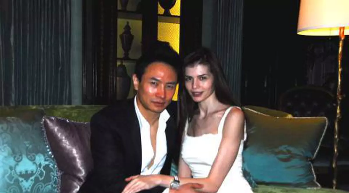 MONI 90210 | MONICA GABOR şi Mr. Pink trăiesc într-o SUPER-VILĂ din Beverly Hills. VEZI cât costă!