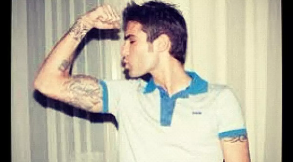 Mutu îşi arată muşchii pe Facebook