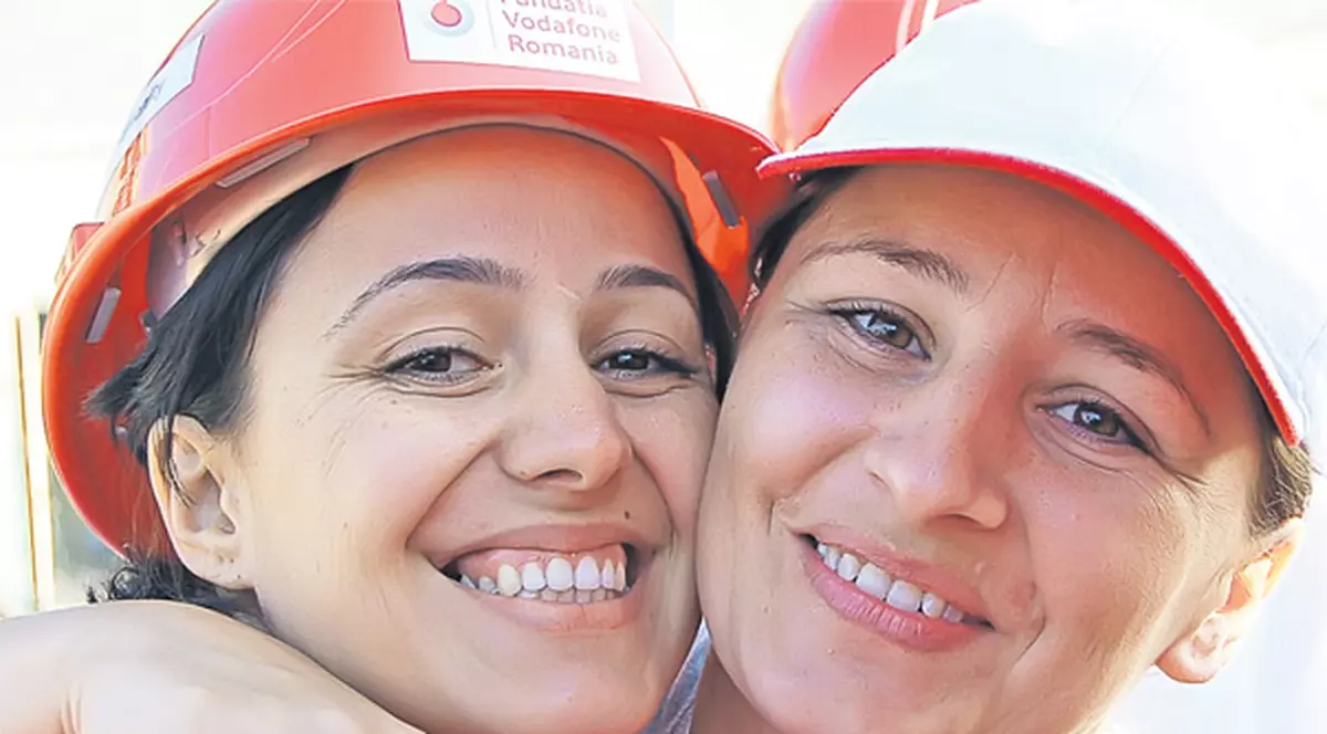 Georgiana şi Elena au construit sute de case pentru săraci