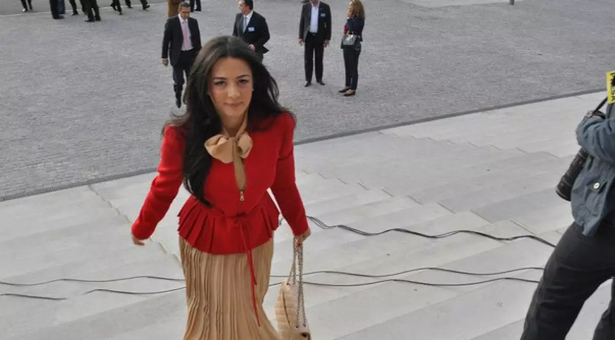 Iubita lui Marian Vanghelie, cu o POȘETĂ SCUMPĂ la lansarea candidaților USL! Vezi cât a COSTAT geanta Oanei Mizil