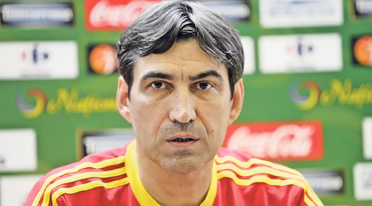 Selecţionerul Victor Piţurcă a apărut, în premieră, la conferinţa de presă cu tâmplele încărunţite