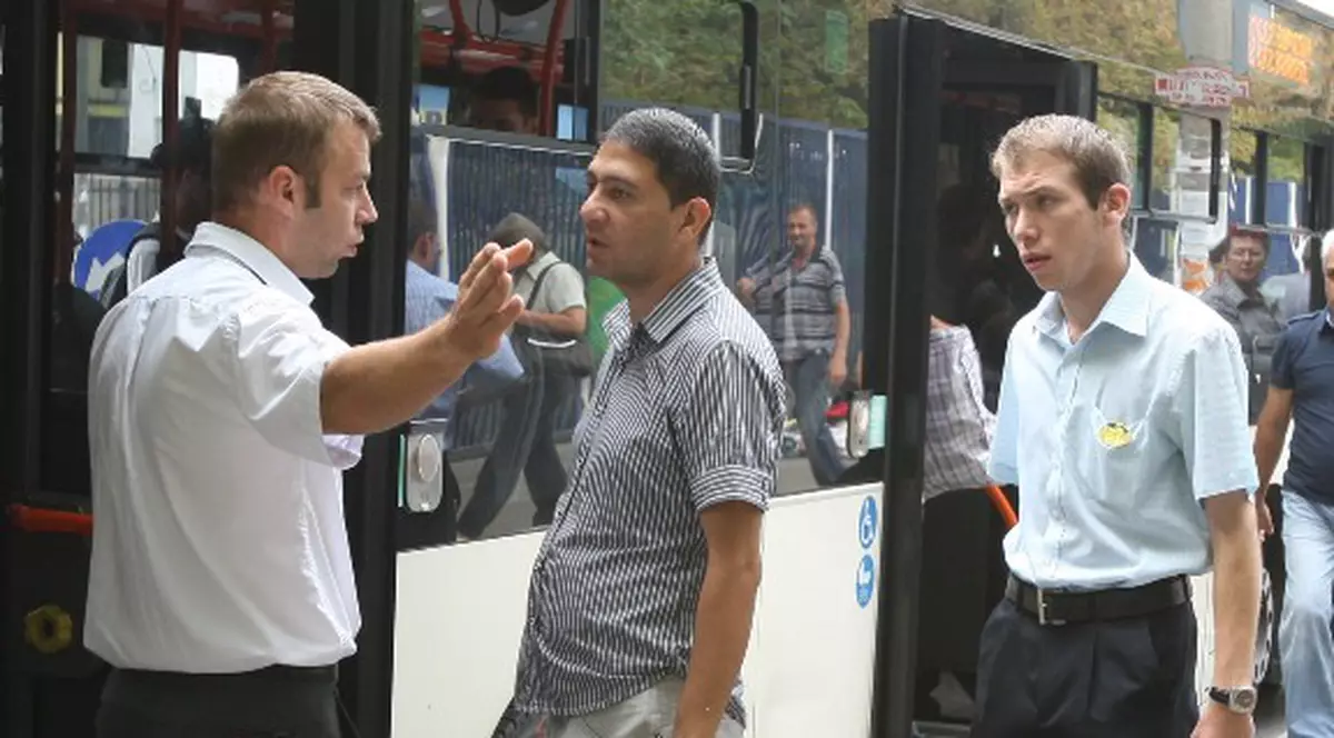 Nimeni nu trece de CONTROLORII RATB! Ia uite ce MĂSURI au fost PREGĂTITE PENTRU CĂLĂTORI!