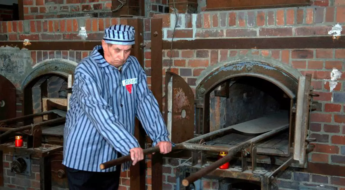 TU AI CUMPĂRA AŞA CEVA COPILULUI? Pe internet se găsesc puzzle cu imaginea CREMATORIILOR din LAGĂRELE DE CONCENTRARE!