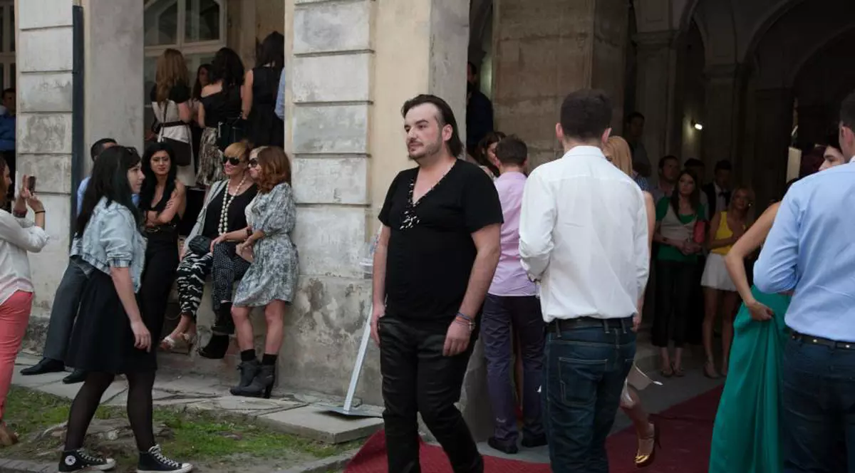 Răzvan Ciobanu COMENTEAZĂ colecţiile bărbăteşti ale marilor case de modă. Vezi pe cine DESFIINŢEAZĂ!