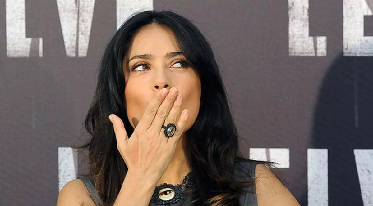 Salma Hayek se visa astronaut