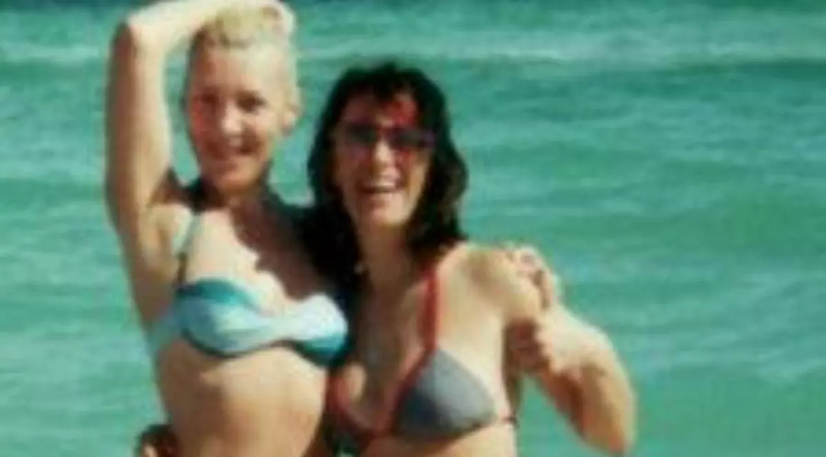 FOTOGRAFIE-DOCUMENT cu LAURA STOICA! Mărește poza s-o cu SILVIA DUMITRESCU, în COSTUM DE BAIE! 