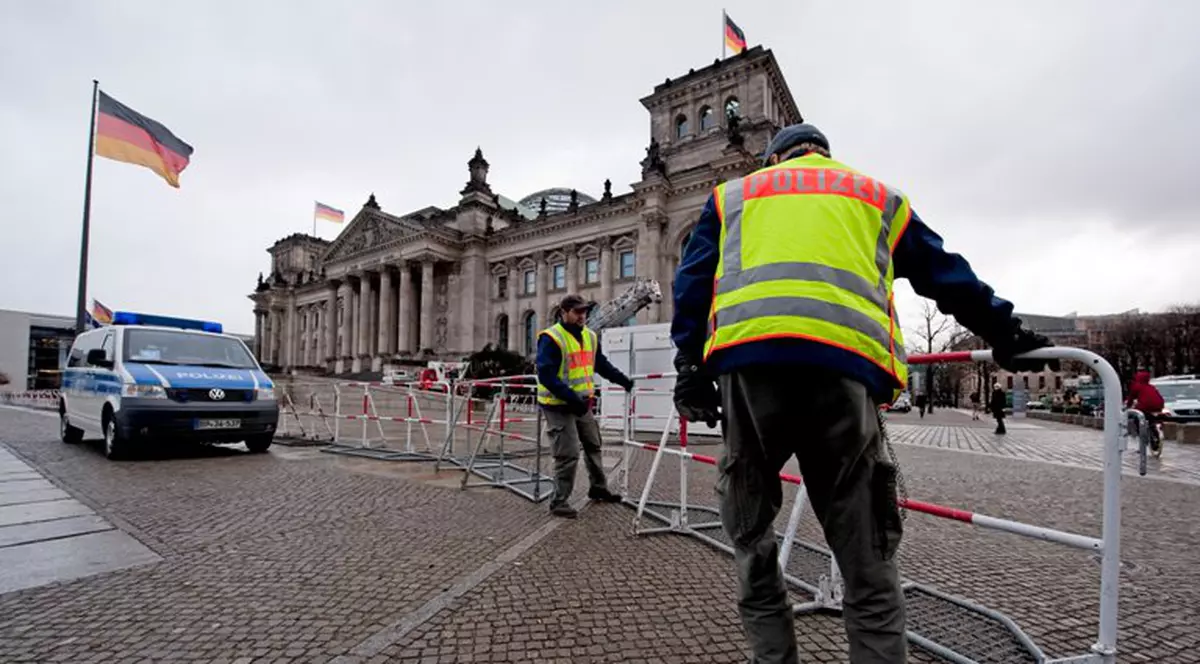 SINUCIDERE în faţa Camerei Deputaţilor din Germania! Un tânăr s-a înjunghiat în piept, apoi şi-a dat foc