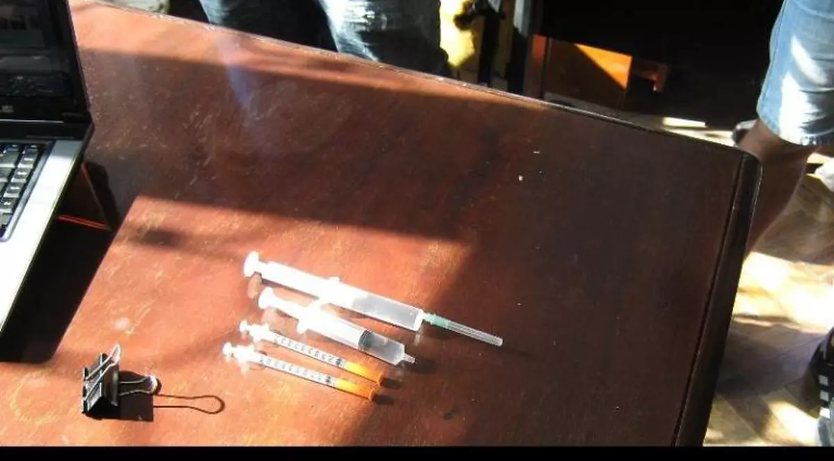 Prinşi de poliţişti când transportau 4 seringi cu substanţe periculoase