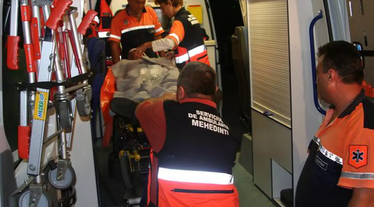 Tată şi fiu, bătuţi şi înjunghiaţi de un consătean