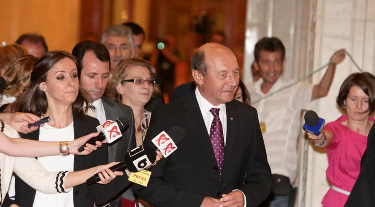 Asaltat de jurnalişti, președintele a rupt-o la fugă! BĂSESCU A ALERGAT pe holurile Palatului Parlamentului: "Nu puteţi voi cât pot eu"