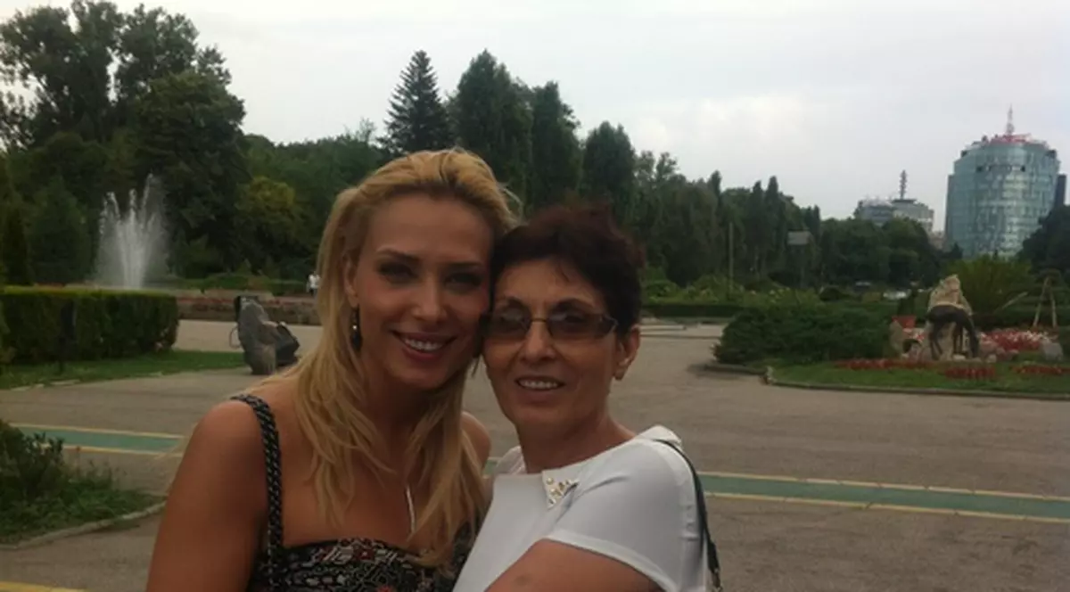 Iulia Vântur, FOARTE APROPIATĂ de PĂRINŢII EI: "Sunt singurele persoane pe care mă pot baza"