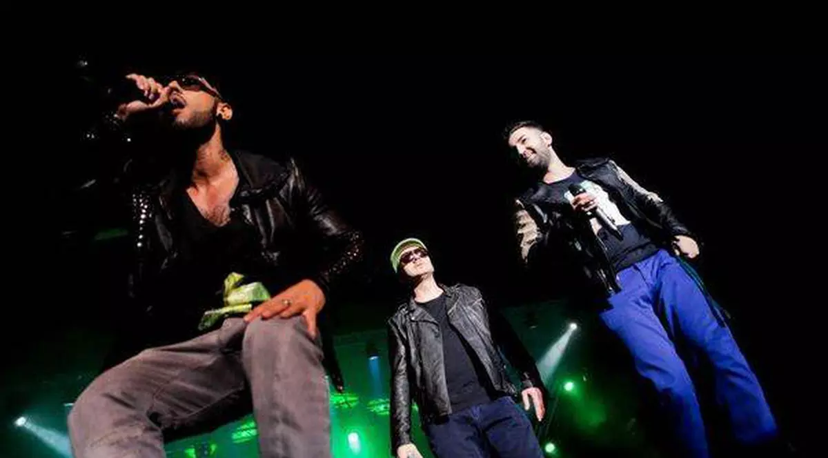 Pariem că piesa asta va rupe topurile! Smiley, Velea şi Don Baxter au înregistrat "Cai verzi pe pereţi" | AUDIO de CALITATE