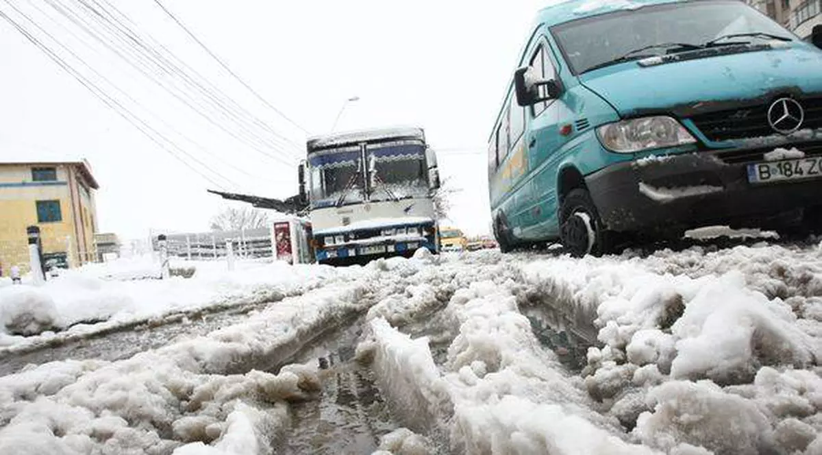 Victor Ponta: "Circulaţia auto să fie oprită la semne clare de înzăpezire. Daţi vina pe mine, nu mă mai votează şoferii de TIR, asta-i viaţa"