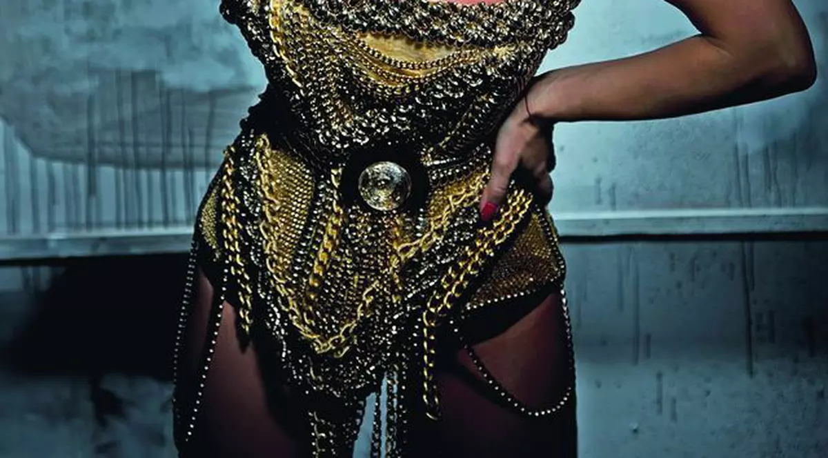 Oare cât va rămâne Anda Adam singură?