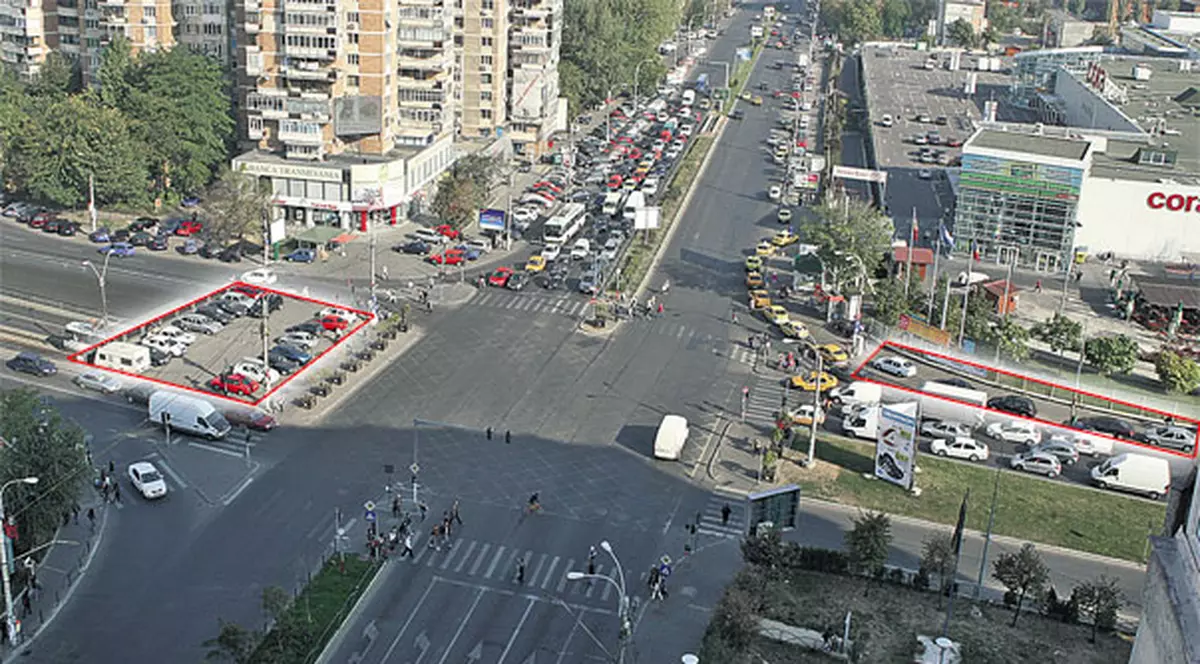 Intersecţiile din Capitală, târguri gratuite de maşini | Autoturismele stau aici cu lunile, ocupând trotuarele, fără ca vânzătorii să plătească vreo taxă