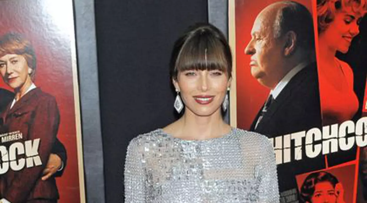 IAR A DAT-O ÎN BARĂ! După ce a fost "ţintuită" din cap până în picioare, acuma Jessica Biel a trecut la "PIJAMAUA SCLIPICIOASĂ" FOTO