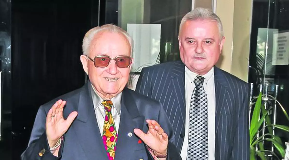 EXCLUSIV/ Tatăl lui Irinel Columbeanu a murit toamna trecută! Cine doarme acum în patul său