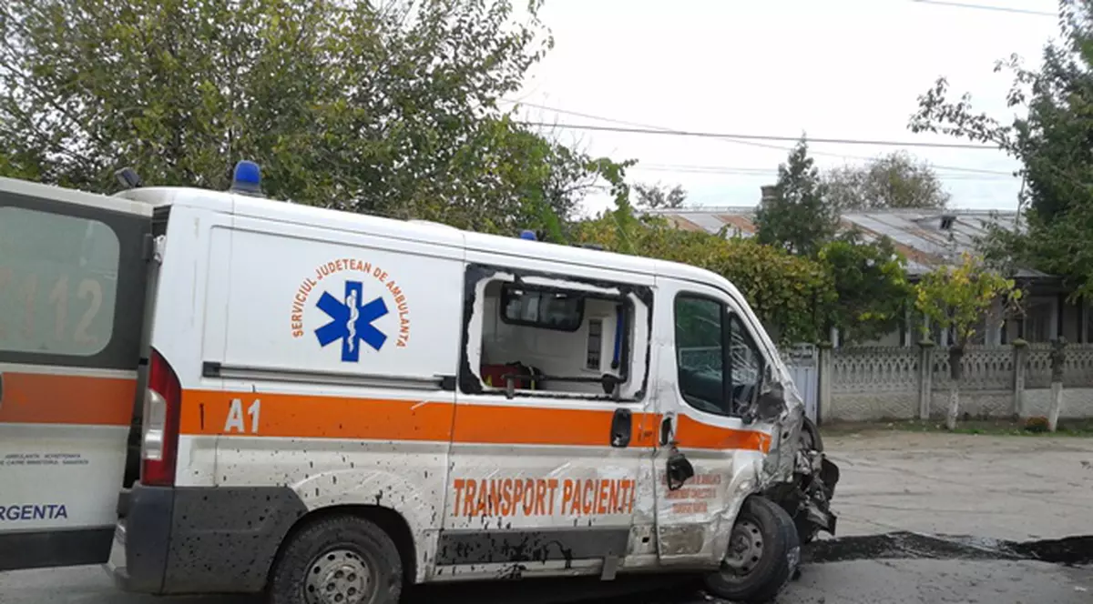 Un tractorist fără permis a făcut praf o ambulanţă care transporta un copil de 2 ani