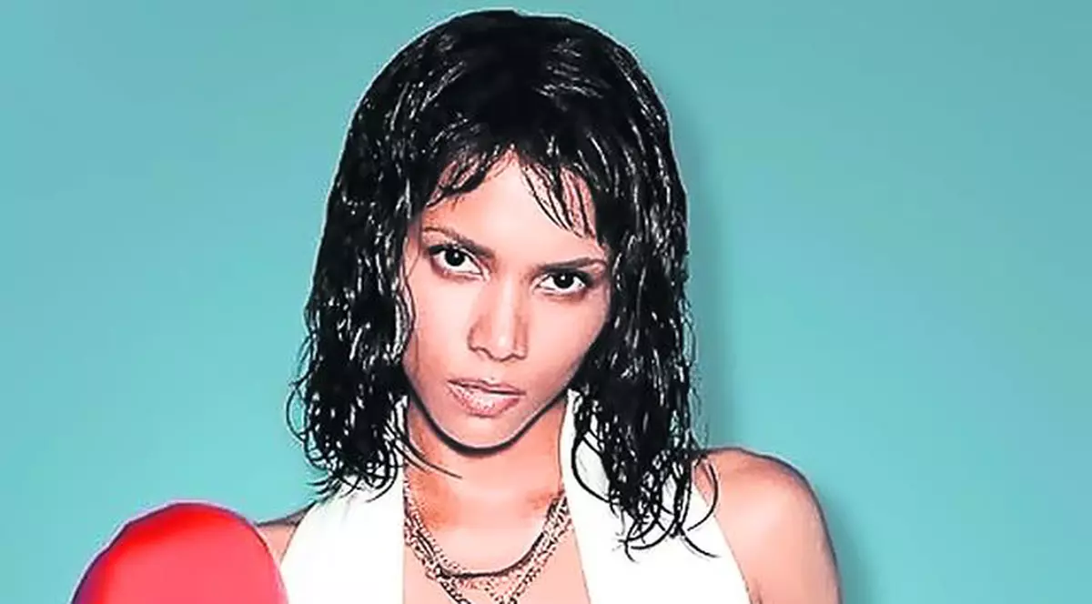 S-au rupt în bătaie pentru Halle Berry