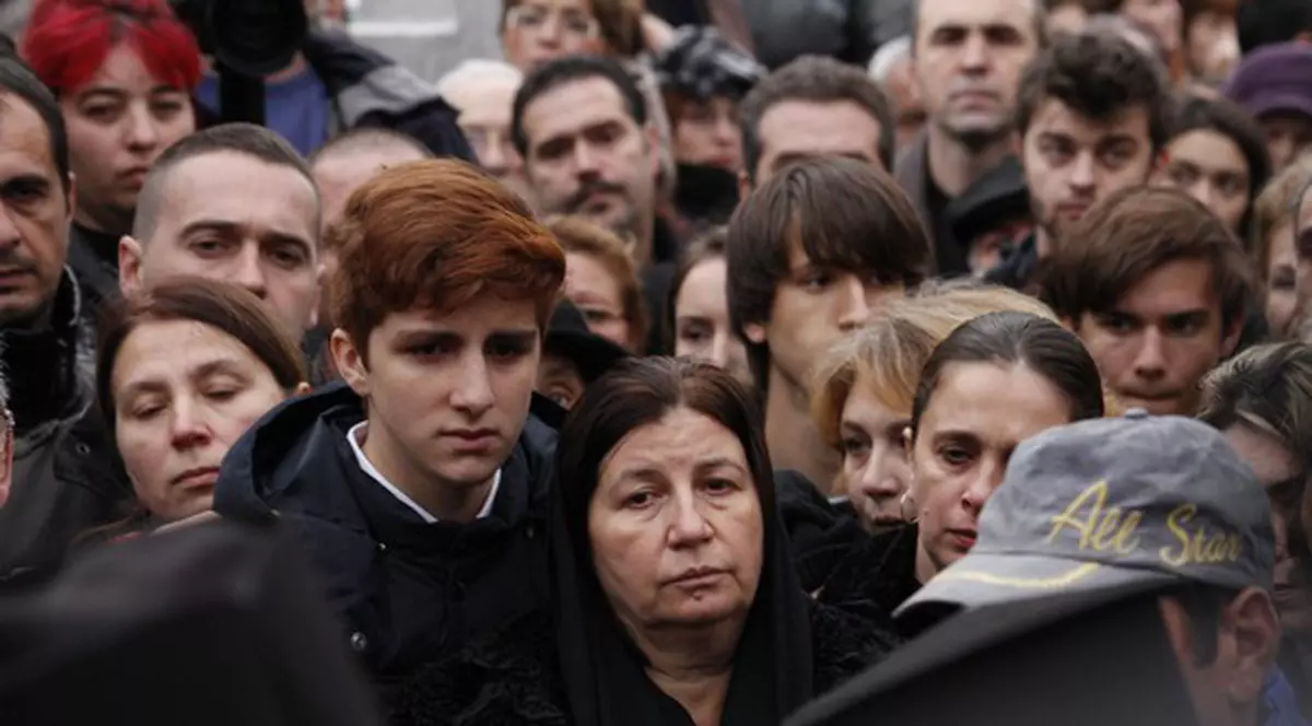 ÎNMĂRMURIT DE DURERE! Aşa a susţinut-o fiul ei, Carol, pe Magda Catone la înmormântarea lui Şerban Ionescu! FOTO