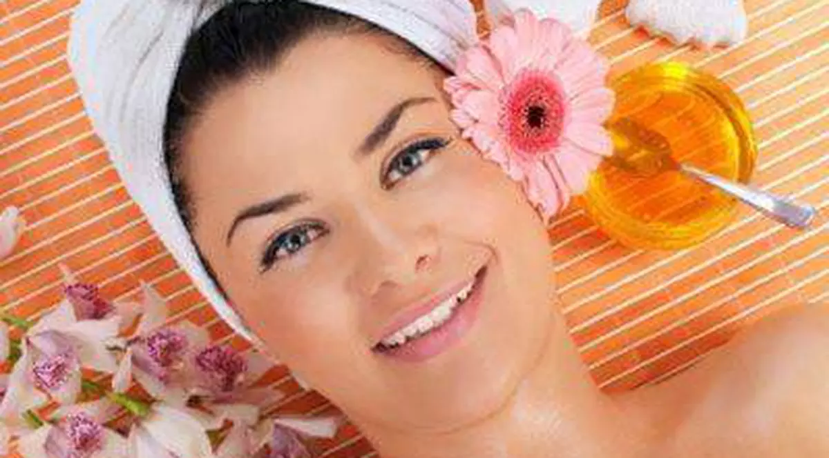 Ai un ten gras care îţi dă bătăi de cap? Iată cum te poţi trata natural