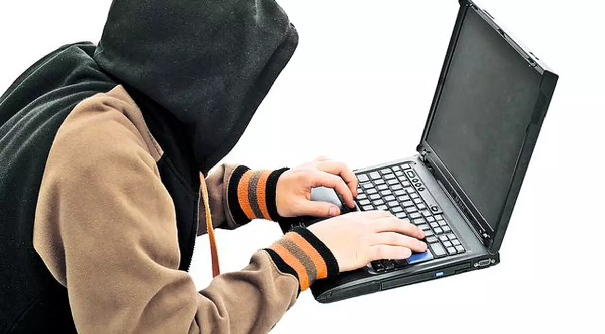 Bătrânii, prada fraudelor pe internet