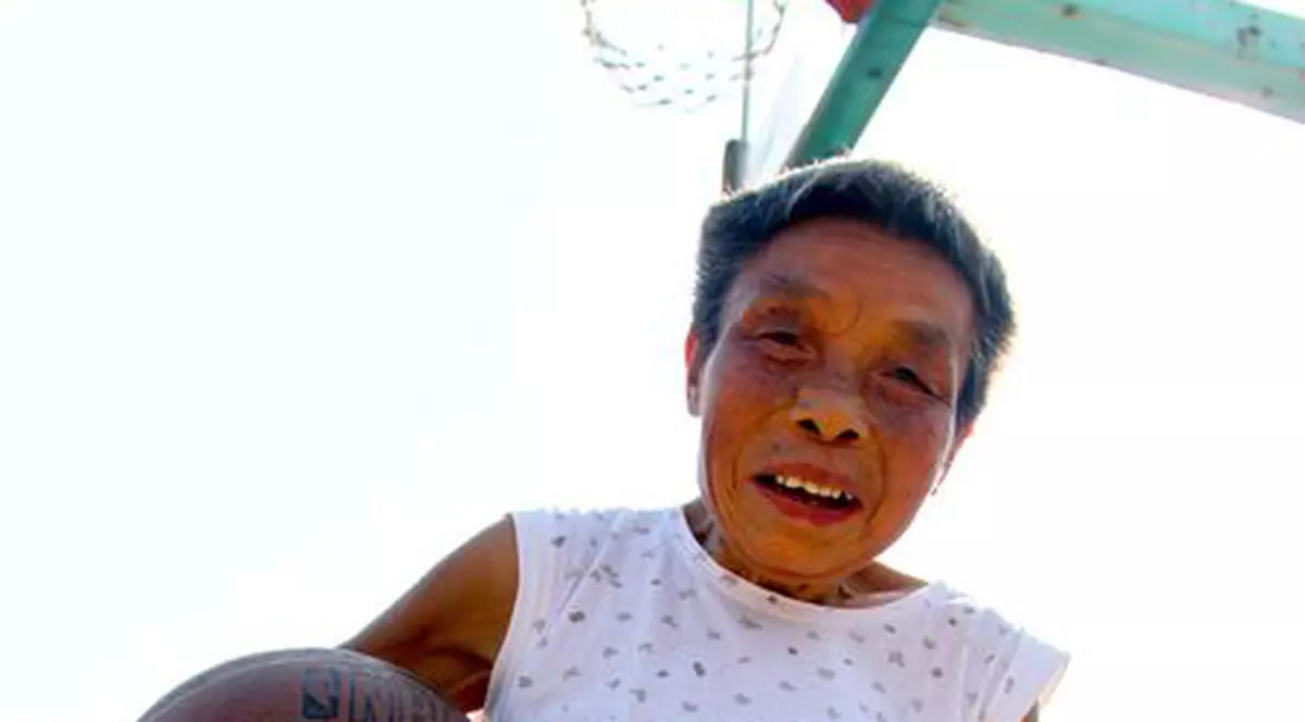 Bunicuţa baschetului face furori la 76 de ani