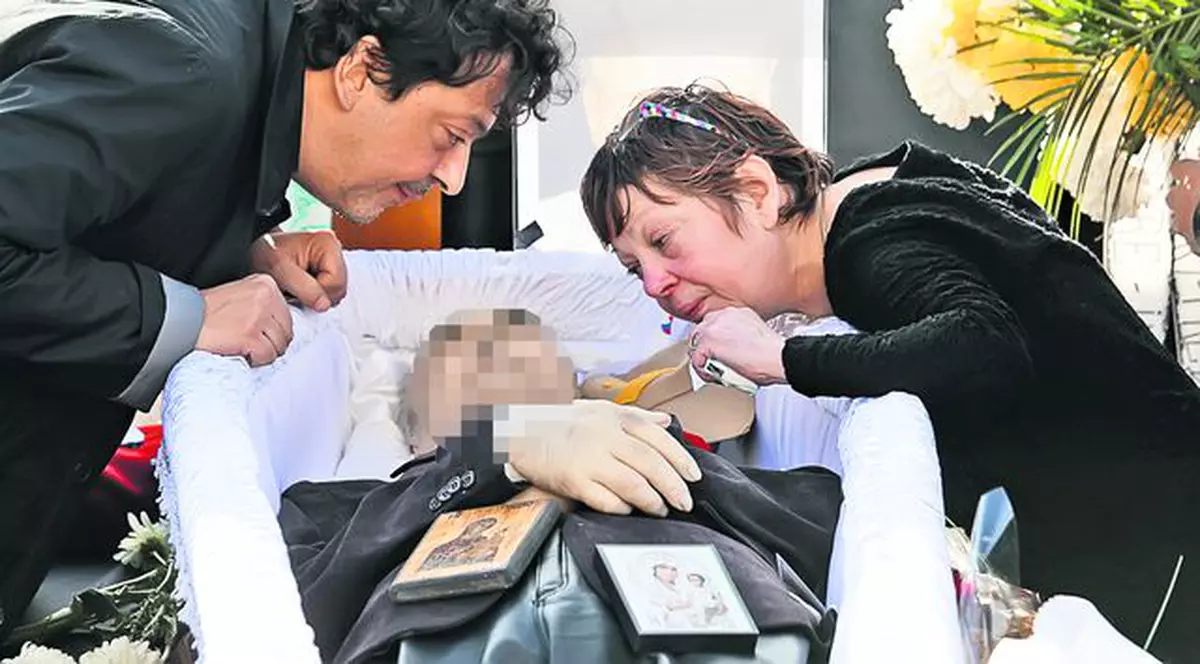 Anca Pandrea şi Ducu Darie s-au împăcat la înmormântarea marelui actor. Adio, tată! Adio, iubitul meu!