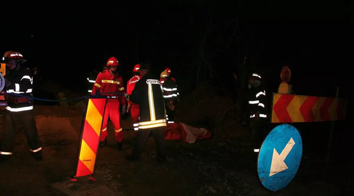 A murit după ce a căzut cu maşina într-o groapă!