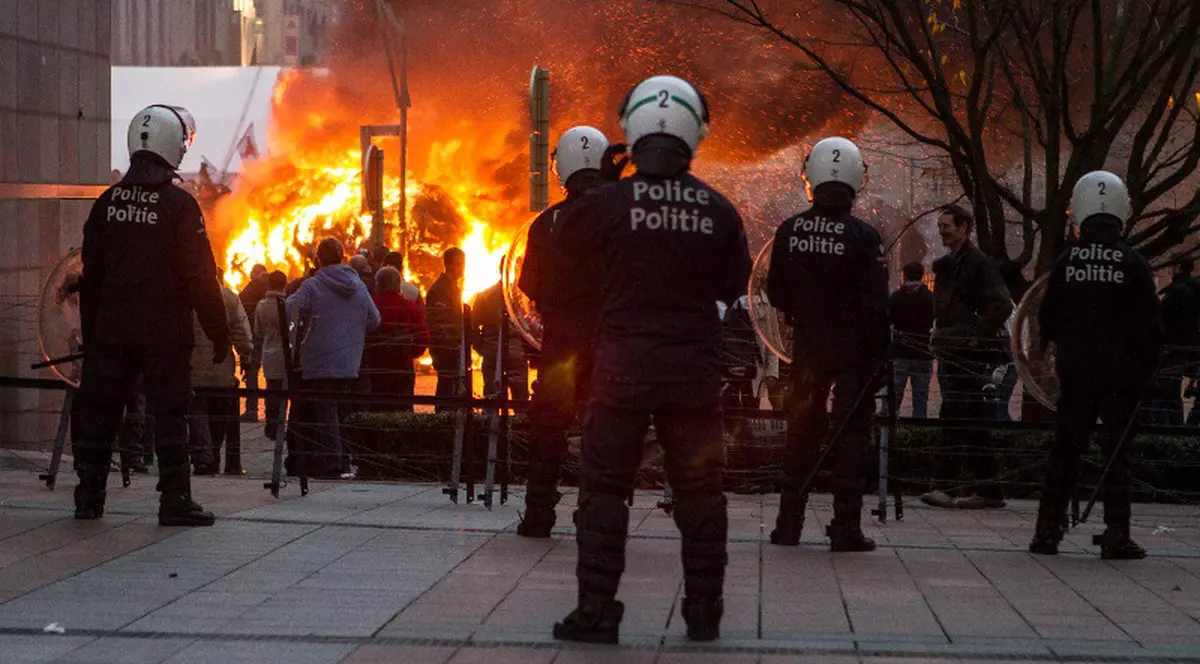Lăptarii din toată Europa au dat în foc! Vezi cum se bat cu poliţiştii! FOTO EXCLUSIV