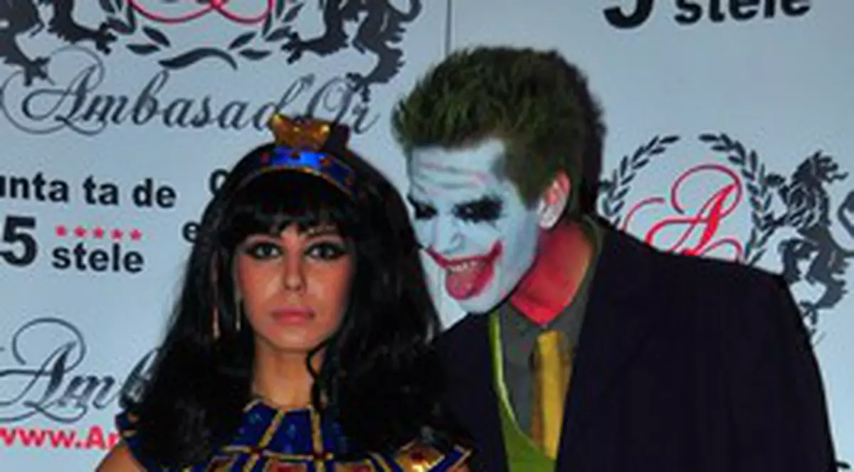 Sore şi-a sărbătorit ziua de naştere în noaptea de Halloween. Iată cum s-au costumat Smiley, Alex Velea sau vedetele din "Pariu cu viaţa"   FOTO