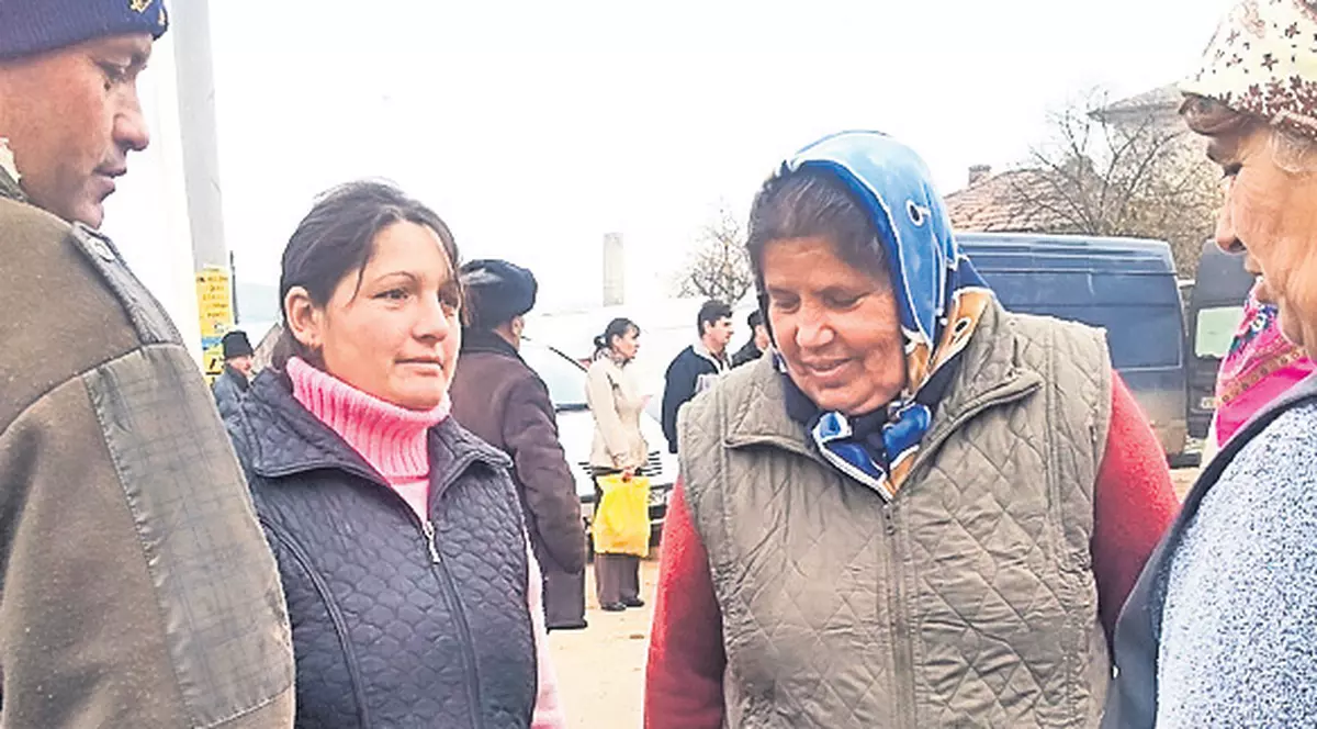 A început programul «Şpaga electorală»! Îşi cumpără locul în Parlament cu o plasă cu peşte