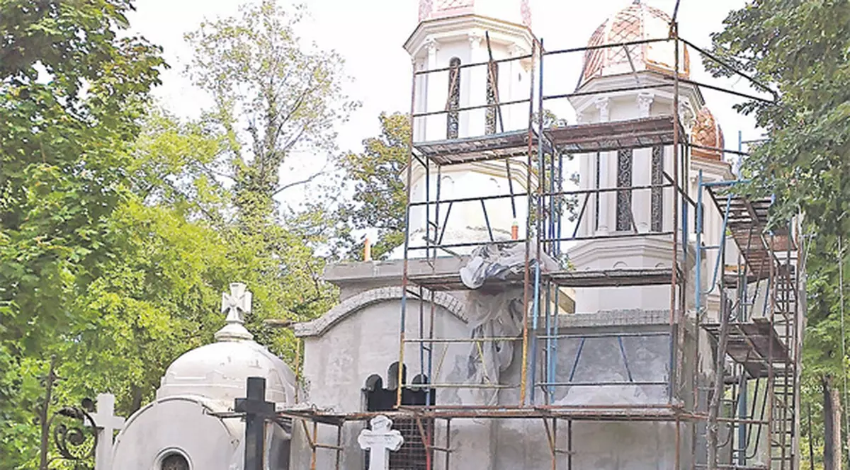 Uite cel mai înalt cavou din Bellu