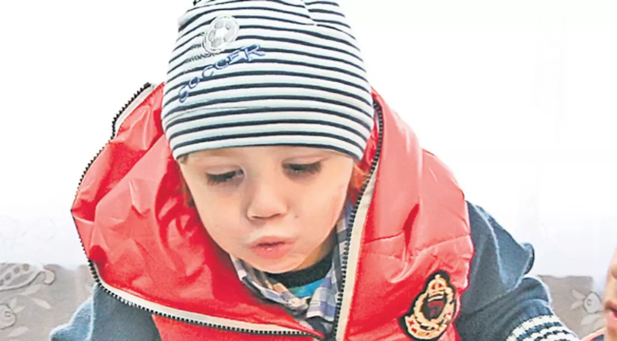 Alexandru Dragomir, băieţelul care a ars în incubator la Maternitatea Bucur, a împlinit 3 ani: «Sper să mă fac repede bine!»