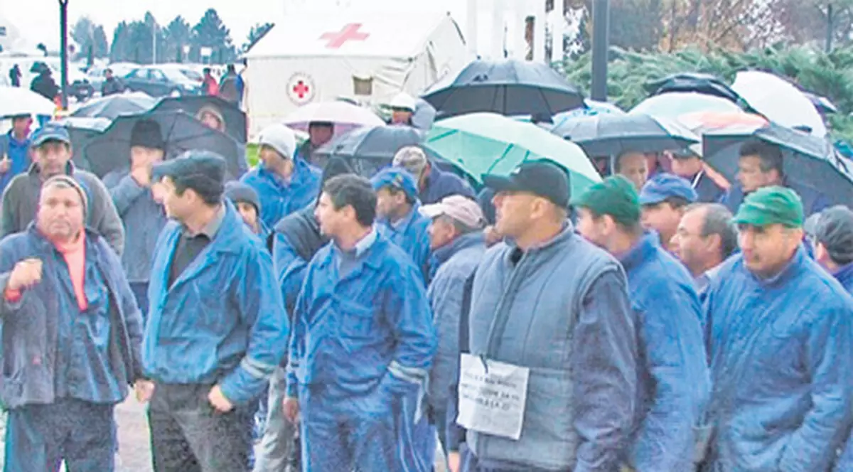 Haos şi disperare la combinatul din Râmnicu Vâlcea. Un grevist de la Oltchim a leşinat la protest