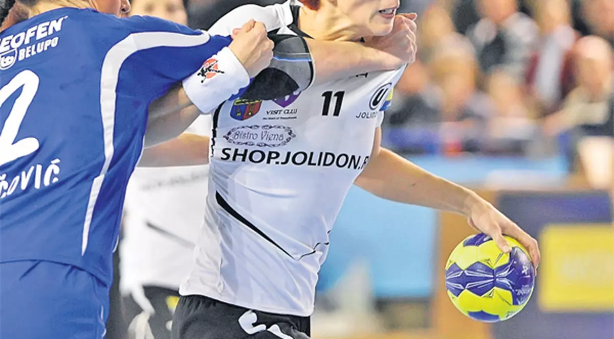 După cinci eşecuri în grupele Ligii, Mihaela Tivadar face o plecăciune în faţa răbdătorilor suporteri ai lui «U» Cluj: "Avem cei mai nebuni fani"