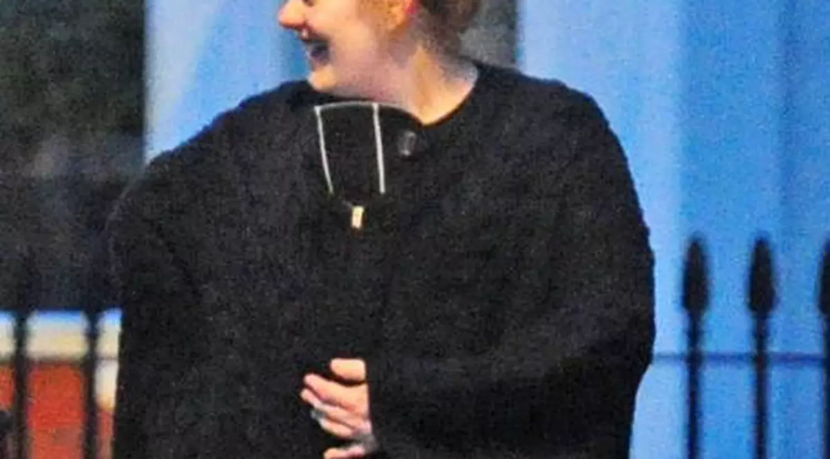 Adele, la plimbare cu bebeluşul. Uite cum arată ca mămică! FOTO