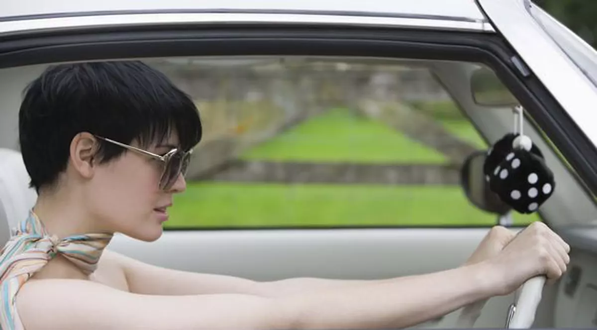 Pedeapsă umilitoare pentru o femeie care a depăşit un autobuz şcolar pe trotuar