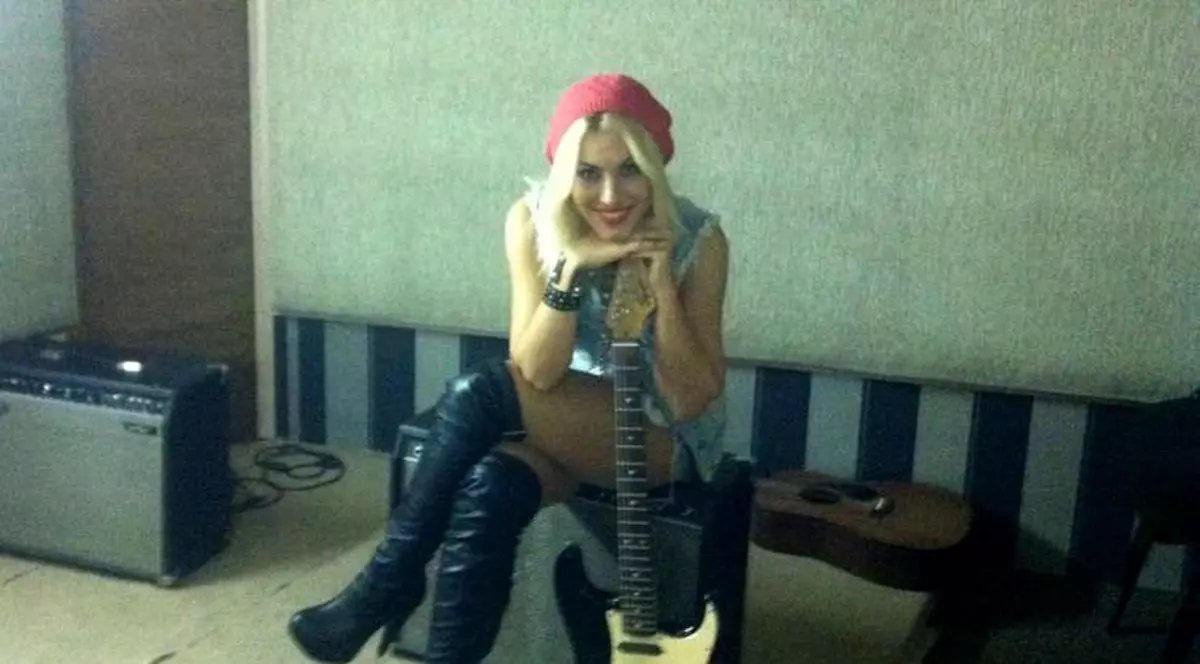 WOW! Ce bine seamănă Amna cu Laura Cosoi!