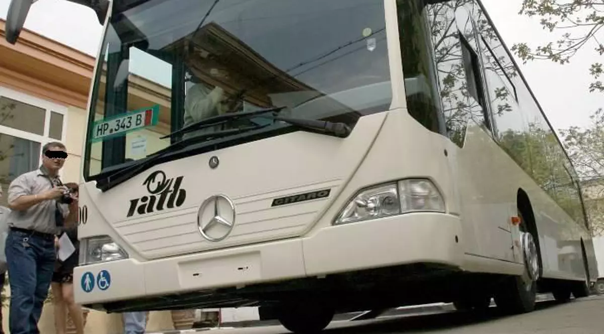 Un autobuz a fost lovit în plin de o maşină condusă de un şofer beat